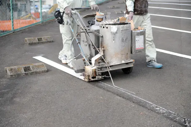 駐車場の白線引き